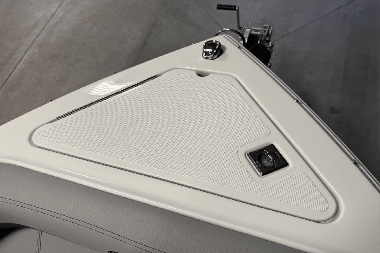 A photo of this 2025 Cobalt R8 Outboard