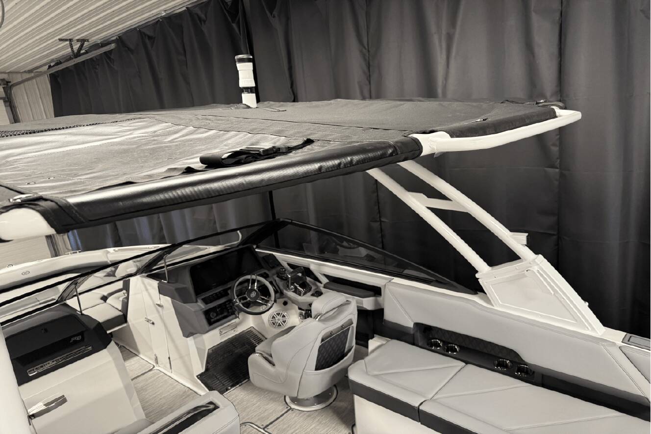 A photo of this 2025 Cobalt R8 Outboard