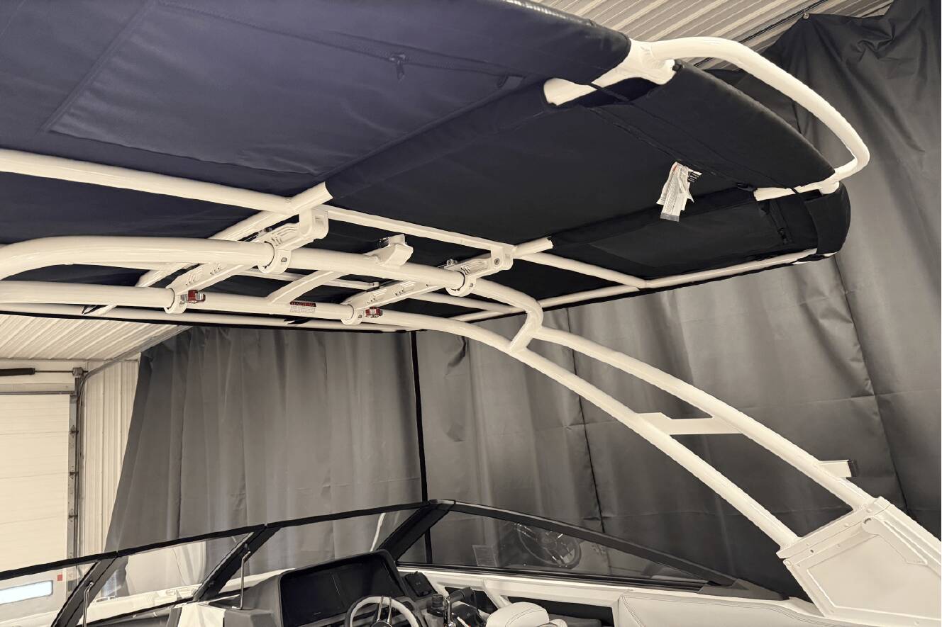 A photo of this 2025 Cobalt R8 Outboard