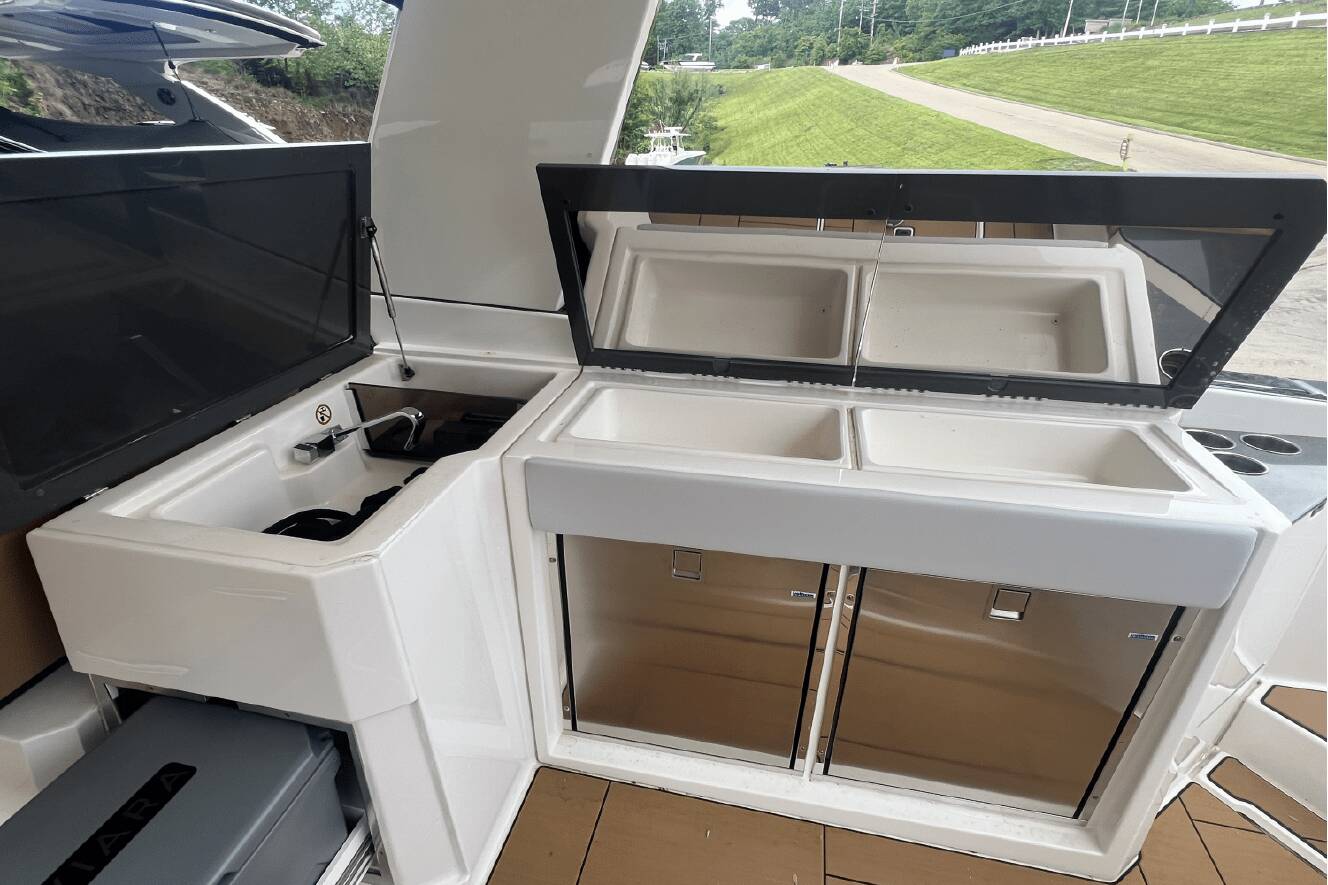 A photo of this 2022 Aviara AV36 Outboard
