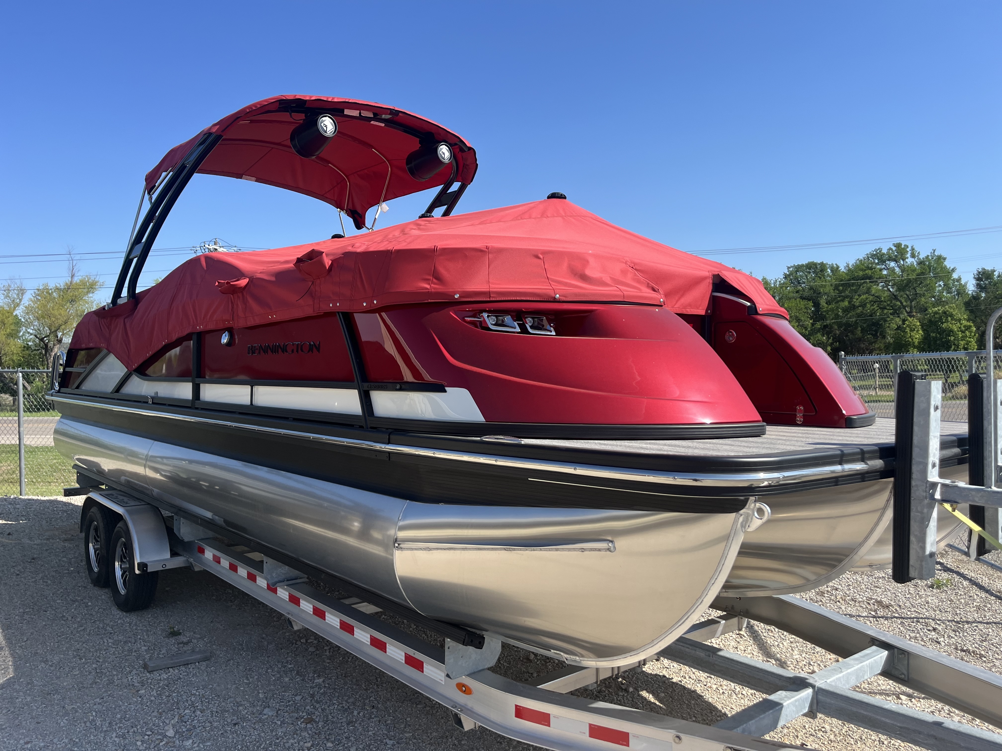 2025 Bennington 25QFBWASE w/ Tower and Sound in graford TX