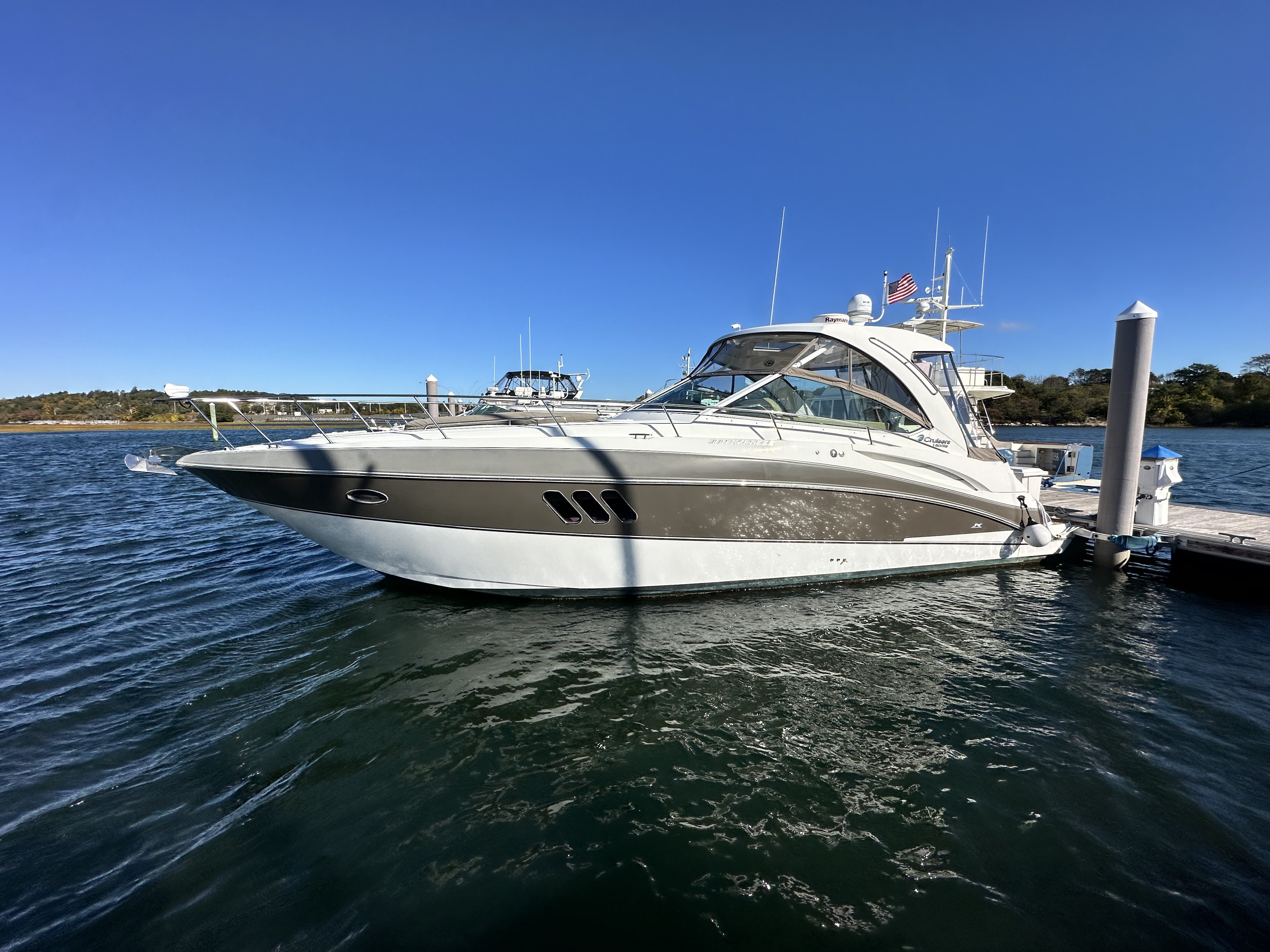 2014 Cruisers Yachts 380 EXPRESS in danvers MA