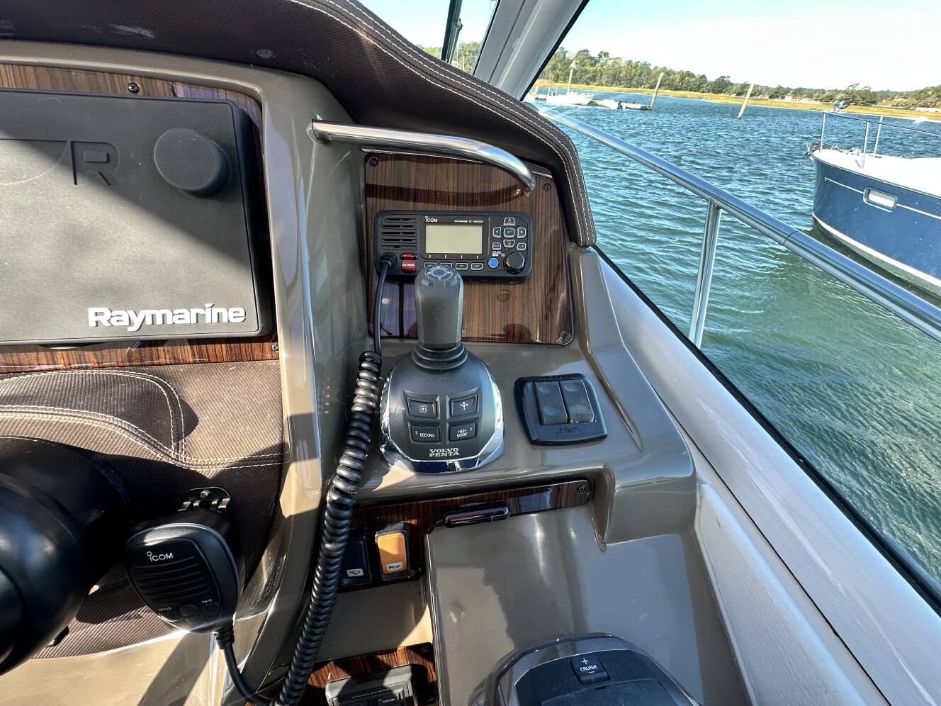 A photo of this 2014 Cruisers Yachts 380 EXPRESS