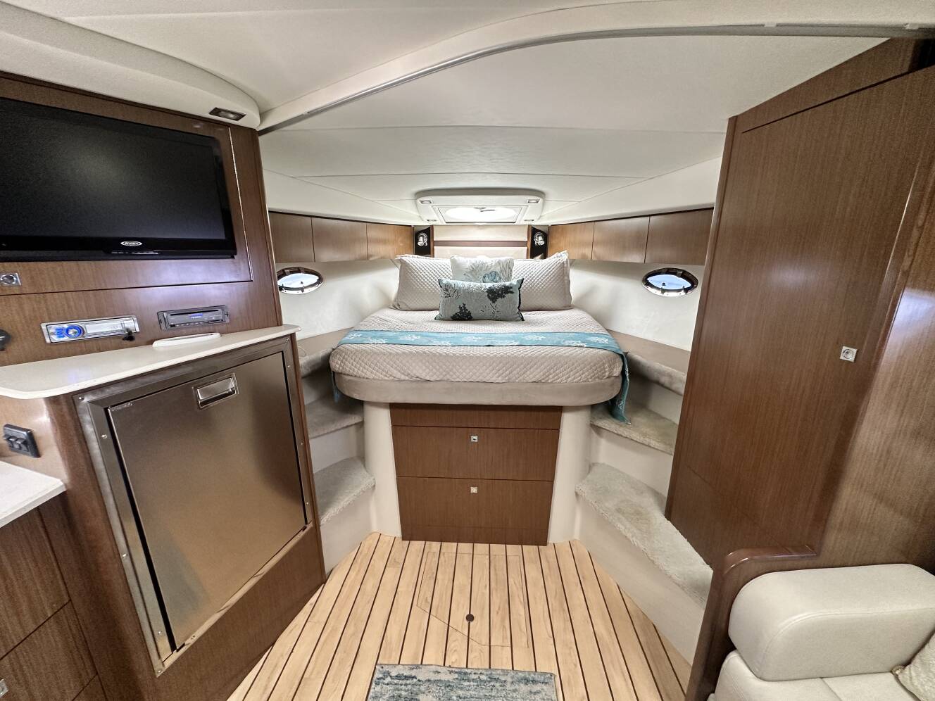 A photo of this 2014 Cruisers Yachts 380 EXPRESS