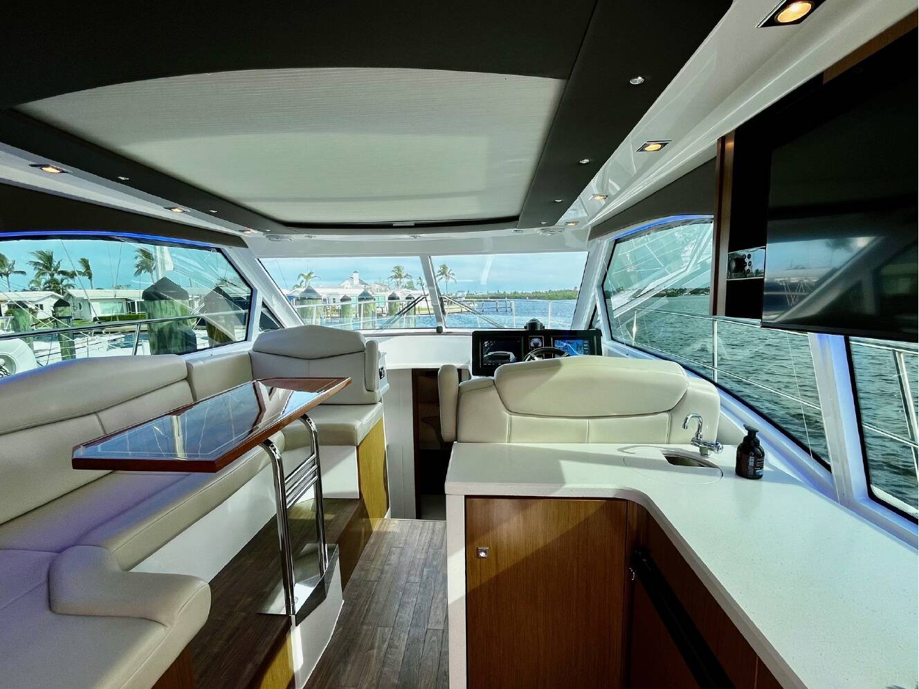 A photo of this 2015 Cruisers Yachts 41 CANTIUS