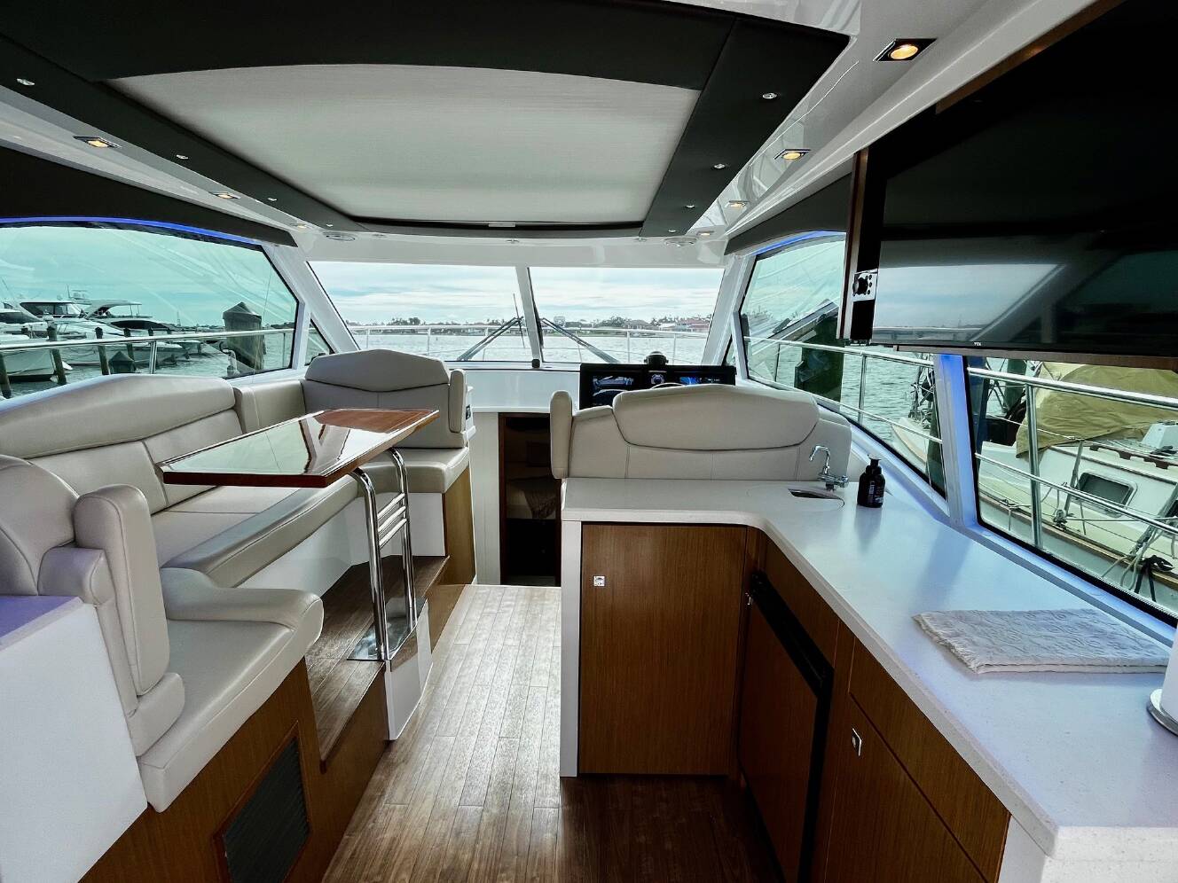 A photo of this 2015 Cruisers Yachts 41 CANTIUS
