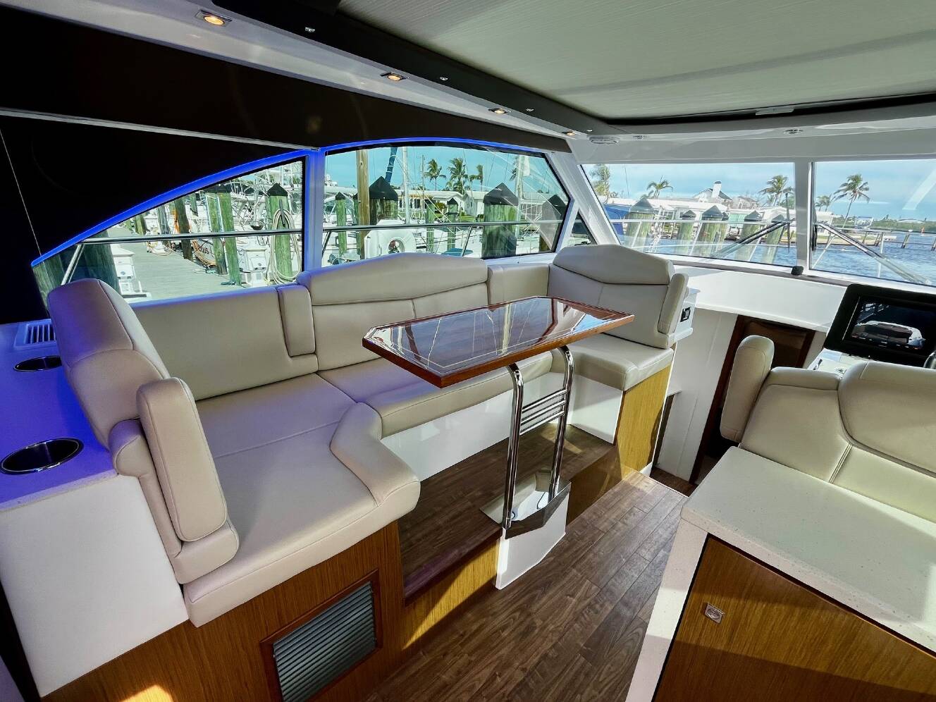 A photo of this 2015 Cruisers Yachts 41 CANTIUS