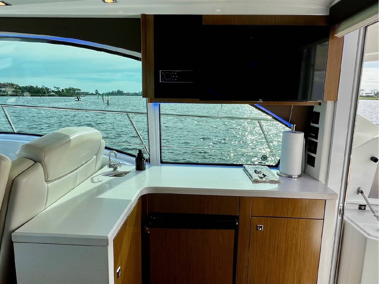 A photo of this 2015 Cruisers Yachts 41 CANTIUS