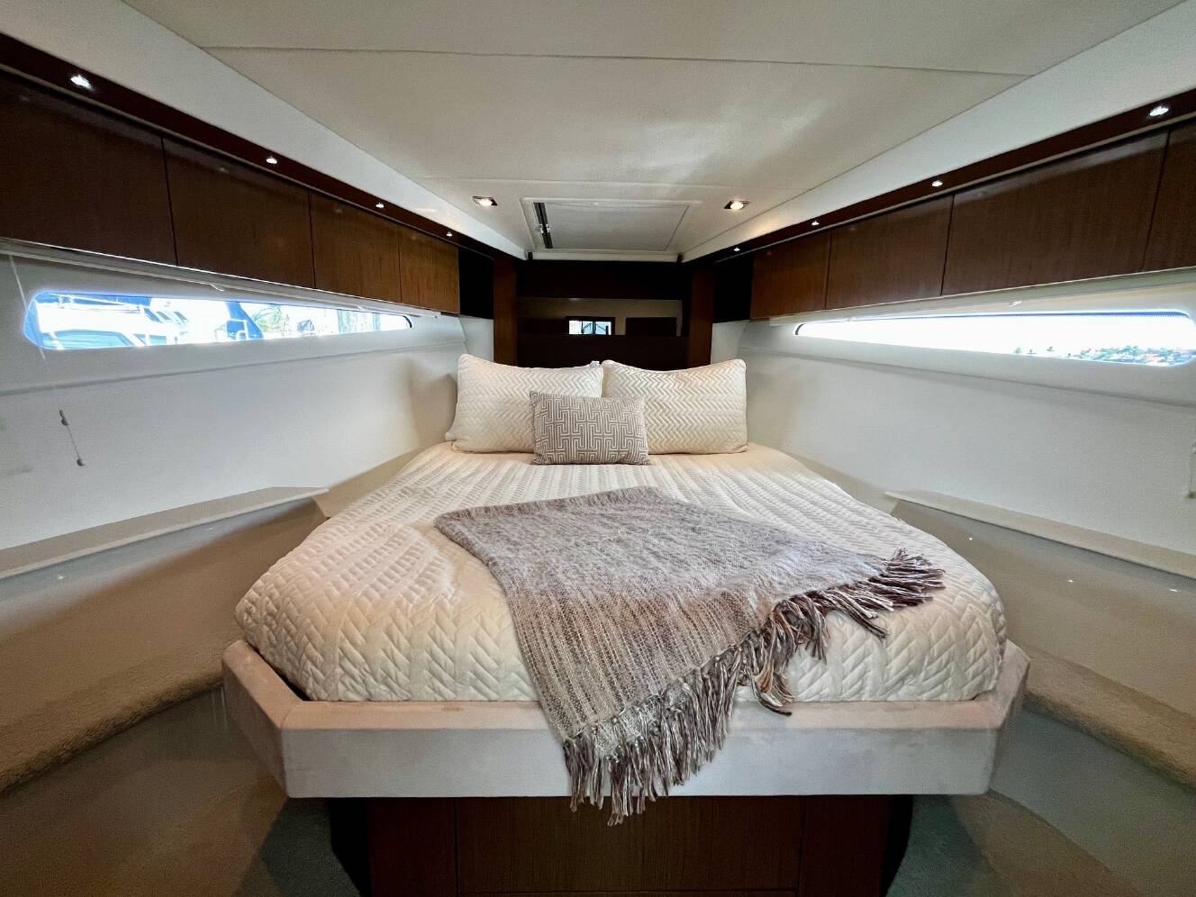 A photo of this 2015 Cruisers Yachts 41 CANTIUS