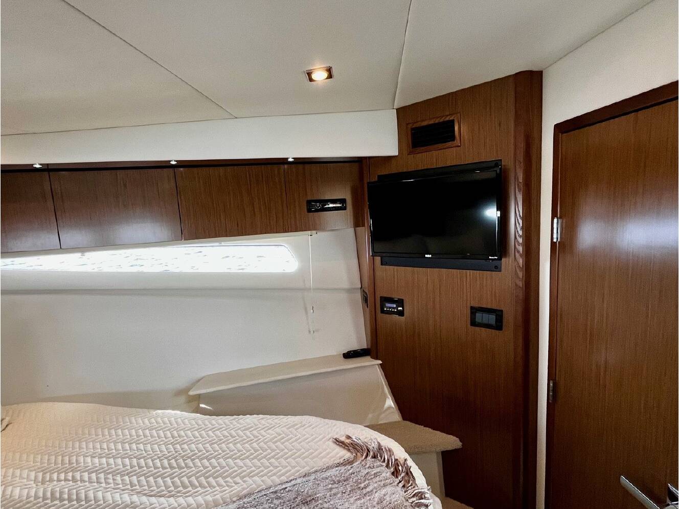 A photo of this 2015 Cruisers Yachts 41 CANTIUS