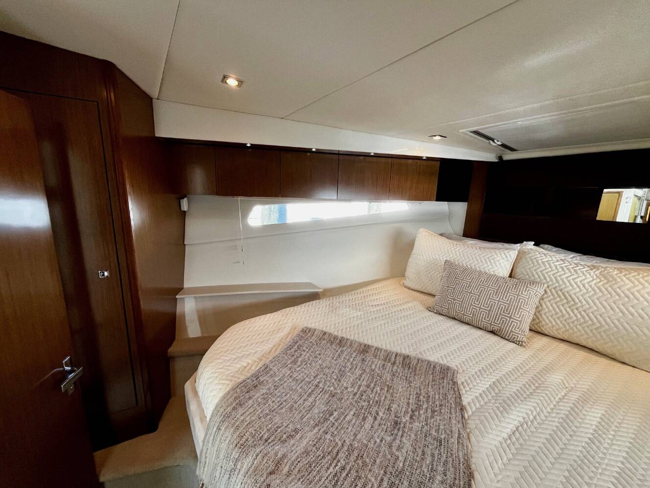 A photo of this 2015 Cruisers Yachts 41 CANTIUS