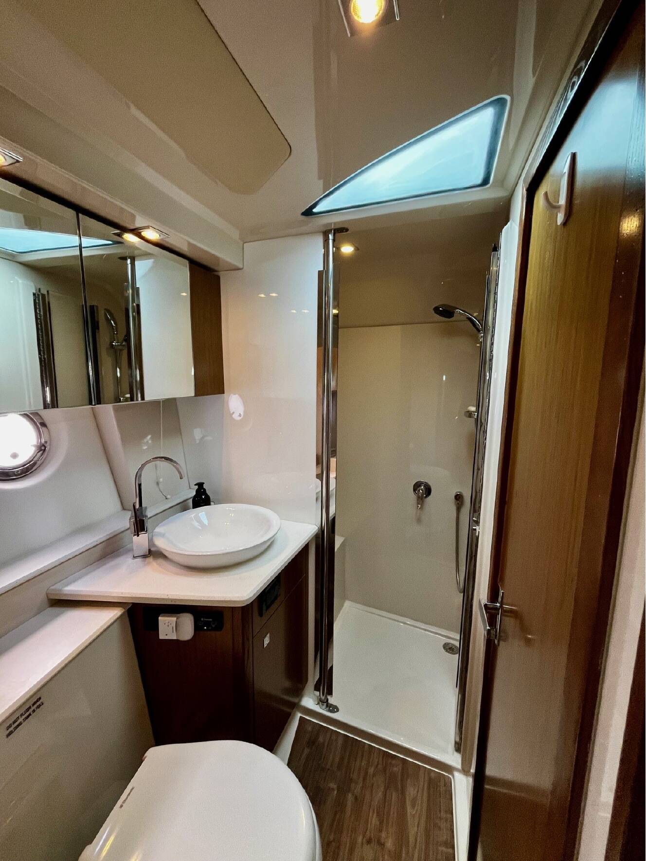 A photo of this 2015 Cruisers Yachts 41 CANTIUS
