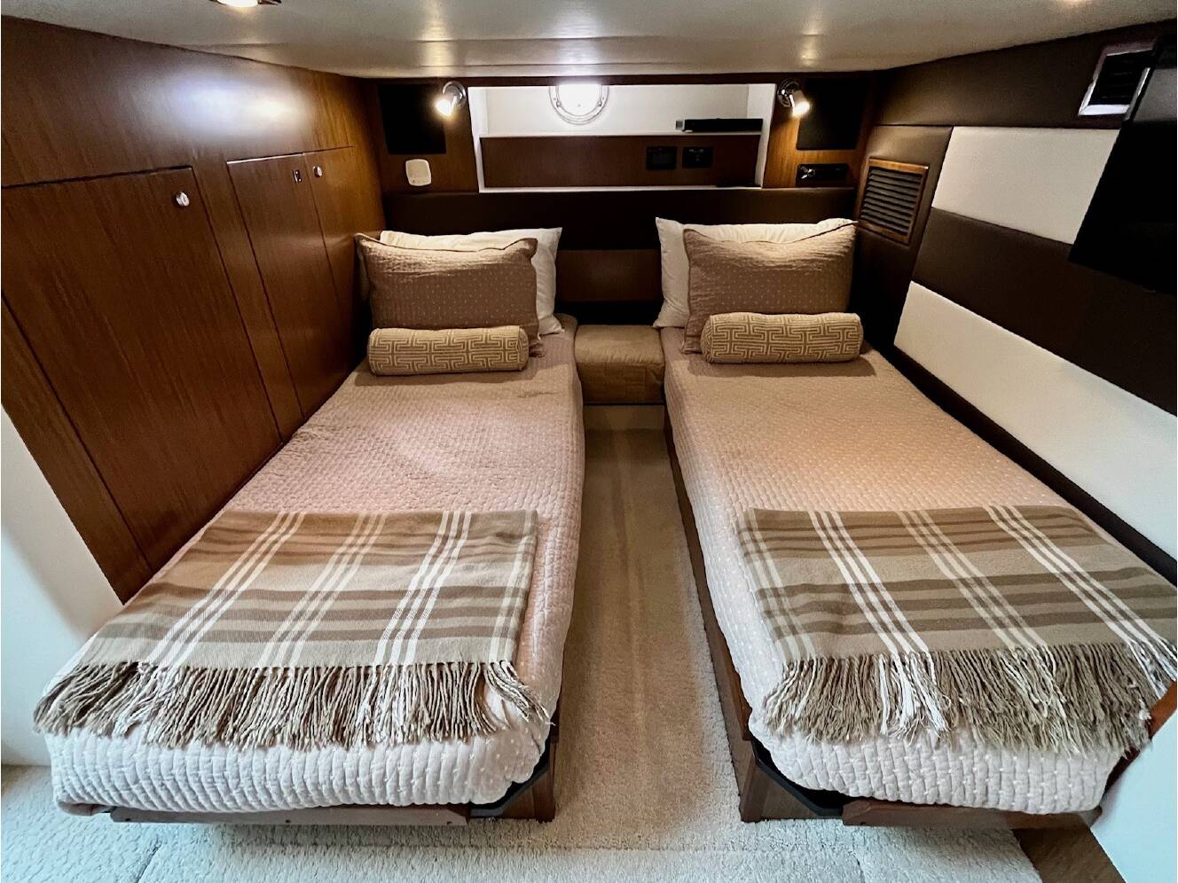 A photo of this 2015 Cruisers Yachts 41 CANTIUS