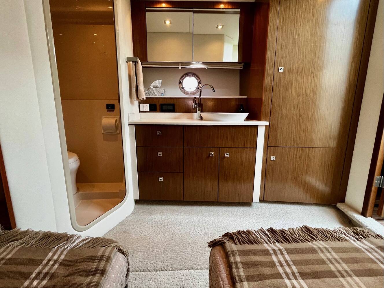 A photo of this 2015 Cruisers Yachts 41 CANTIUS