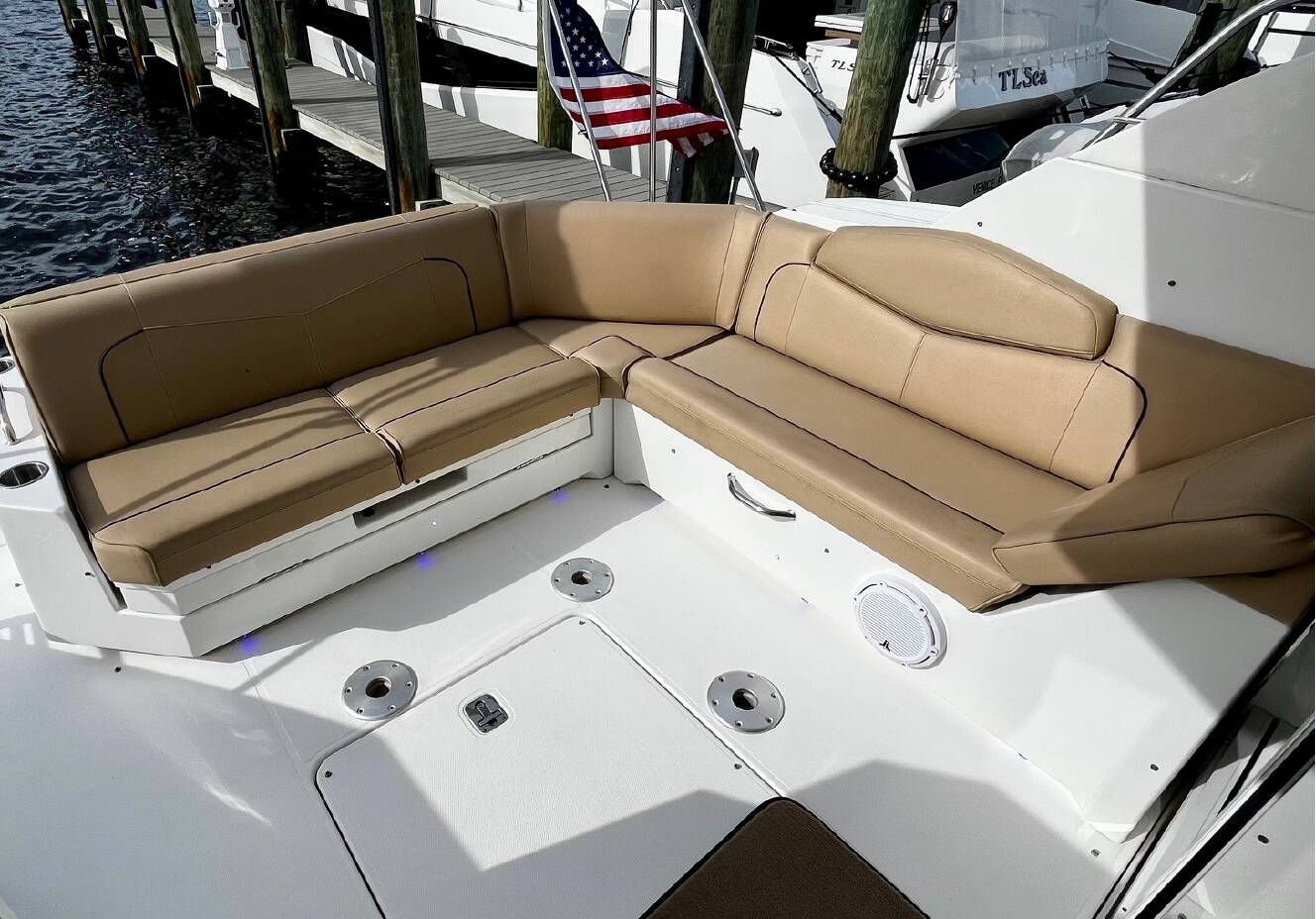 A photo of this 2015 Cruisers Yachts 41 CANTIUS