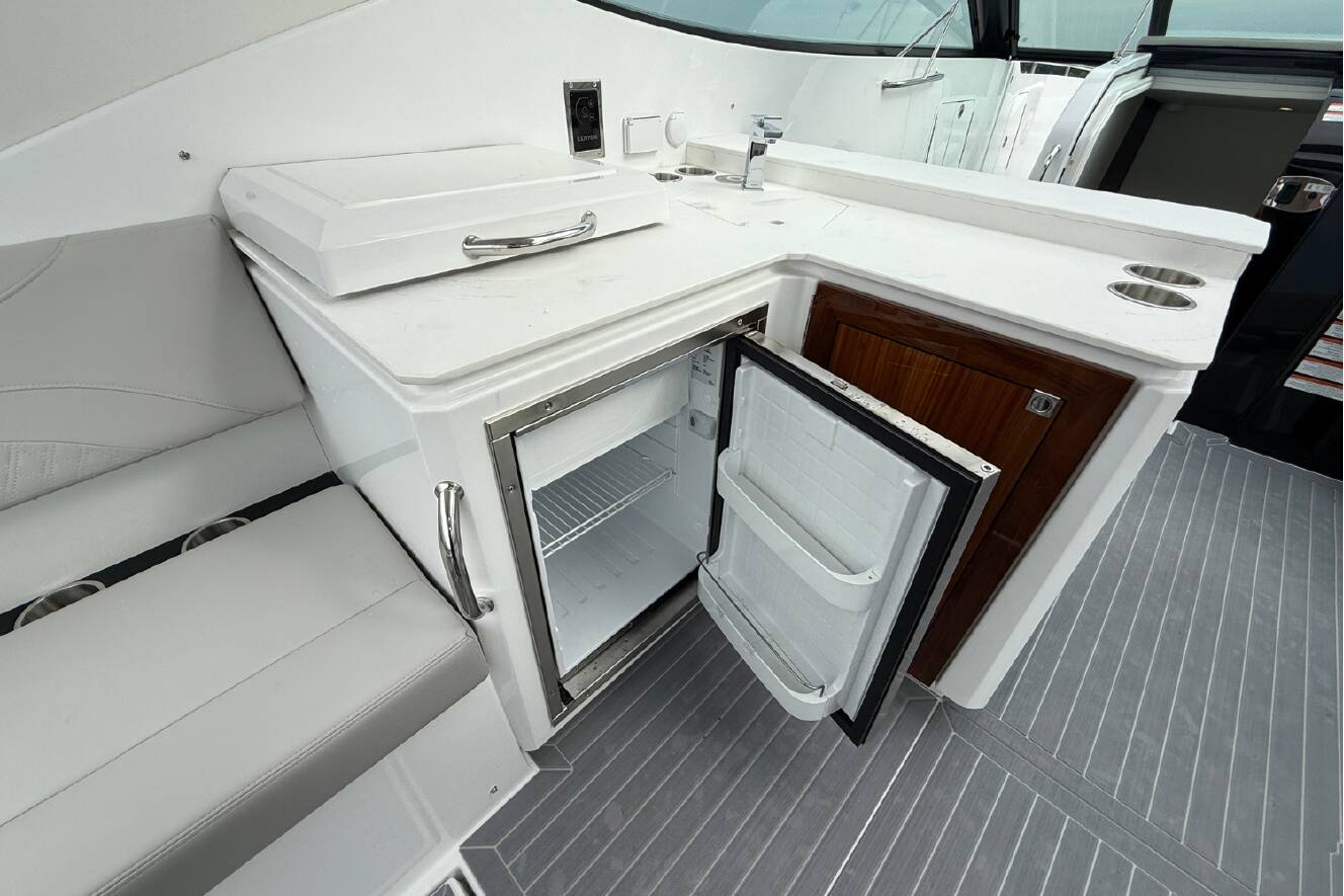 A photo of this 2026 Cruisers Yachts 38 GLS