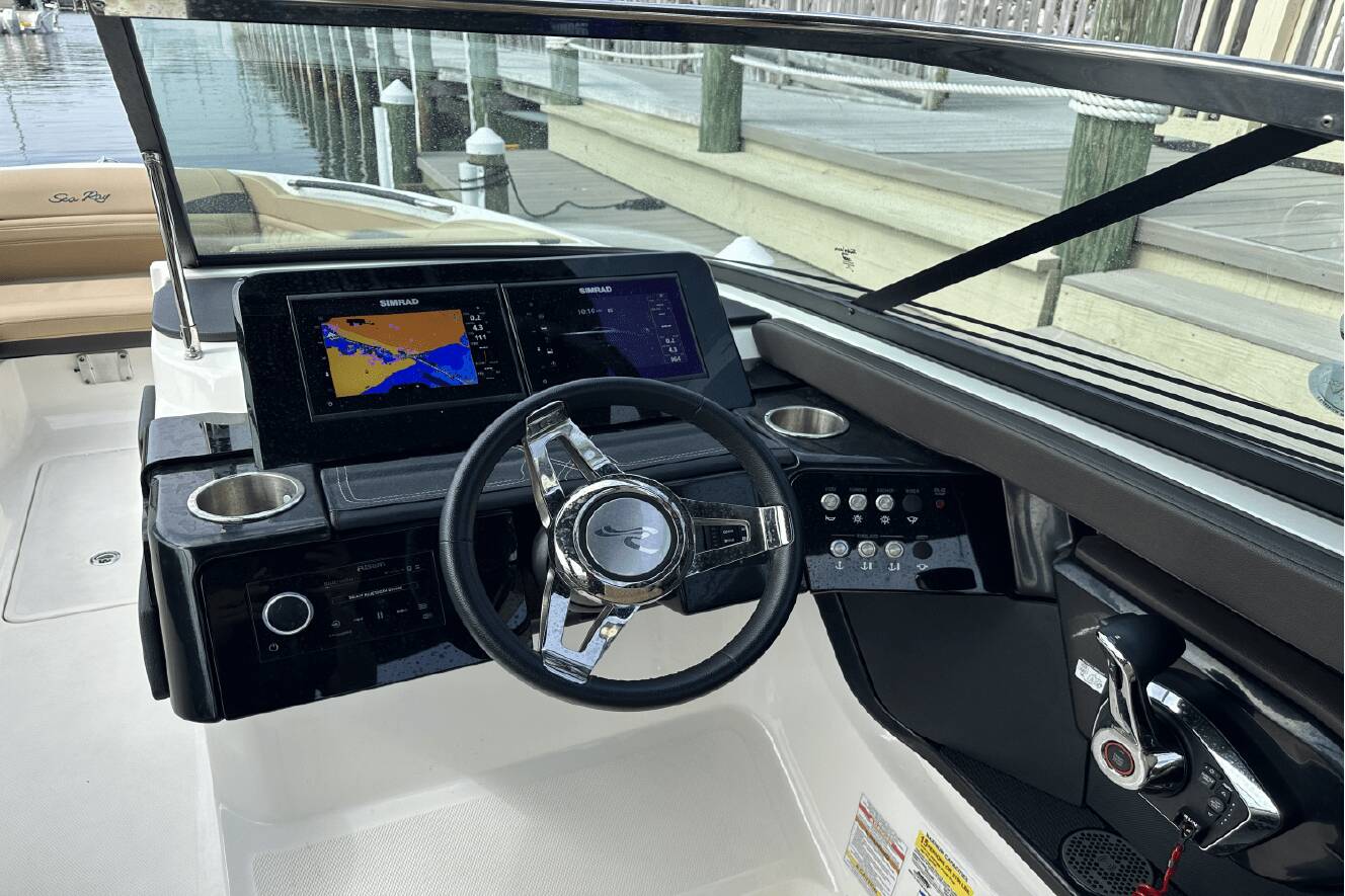 A photo of this 2024 Sea Ray SLX 260 Outboard