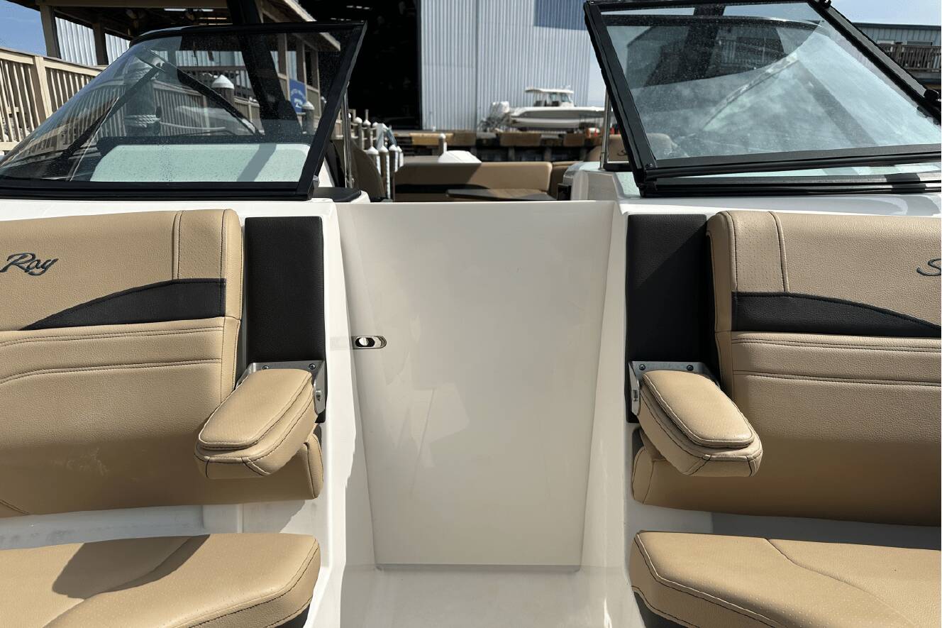 A photo of this 2024 Sea Ray SLX 260 Outboard