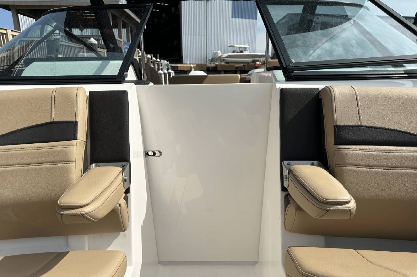 A photo of this 2024 Sea Ray SLX 260 Outboard