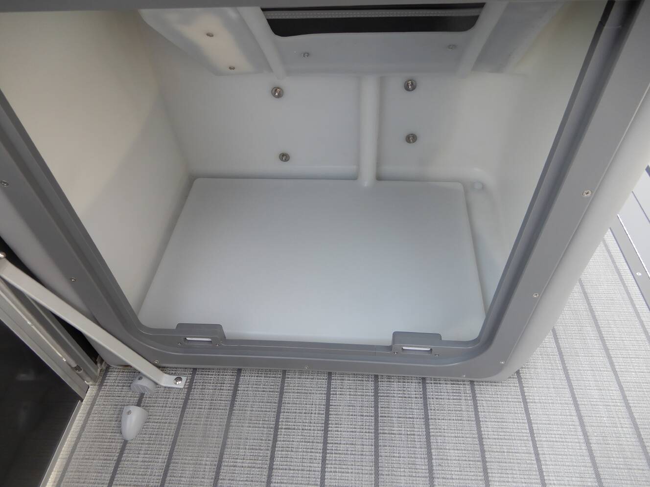 A photo of this 2025 Suncatcher FUSION 322C