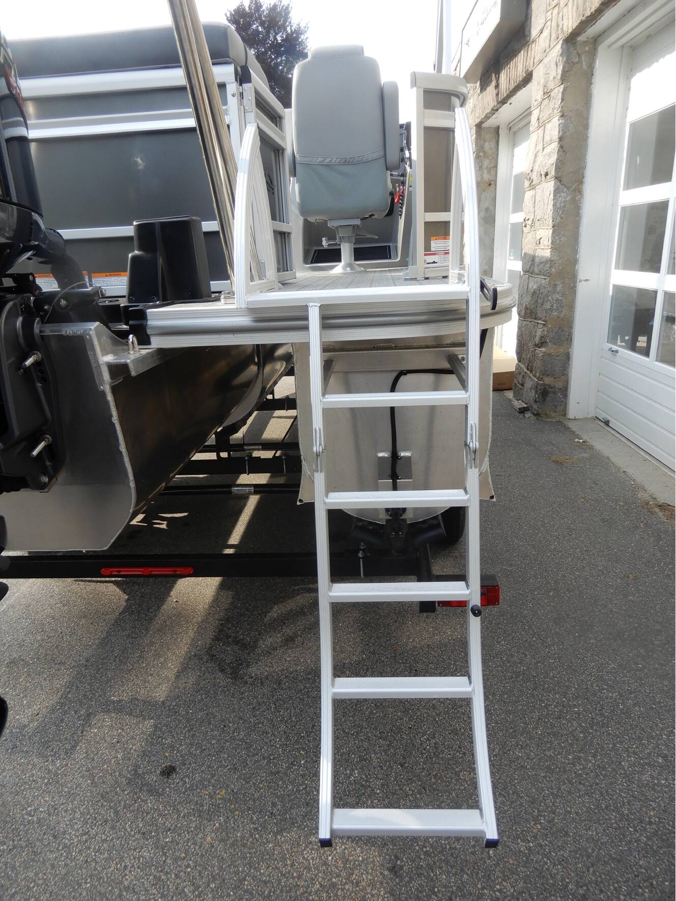 A photo of this 2025 Suncatcher FUSION 322C