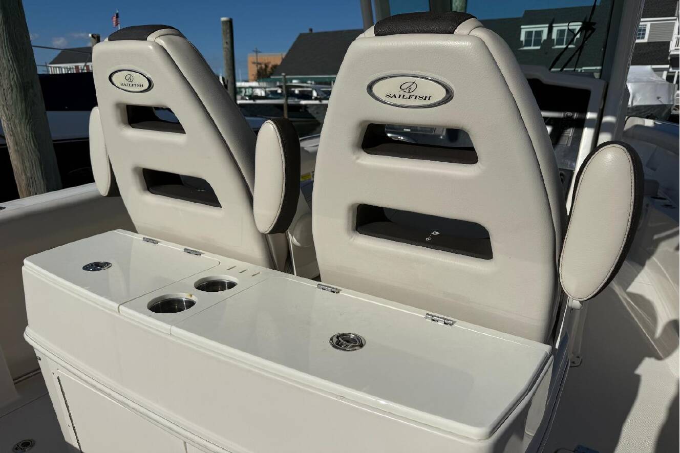 A photo of this 2022 Sailfish 272 CC