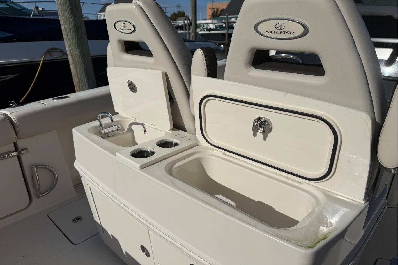 A photo of this 2022 Sailfish 272 CC