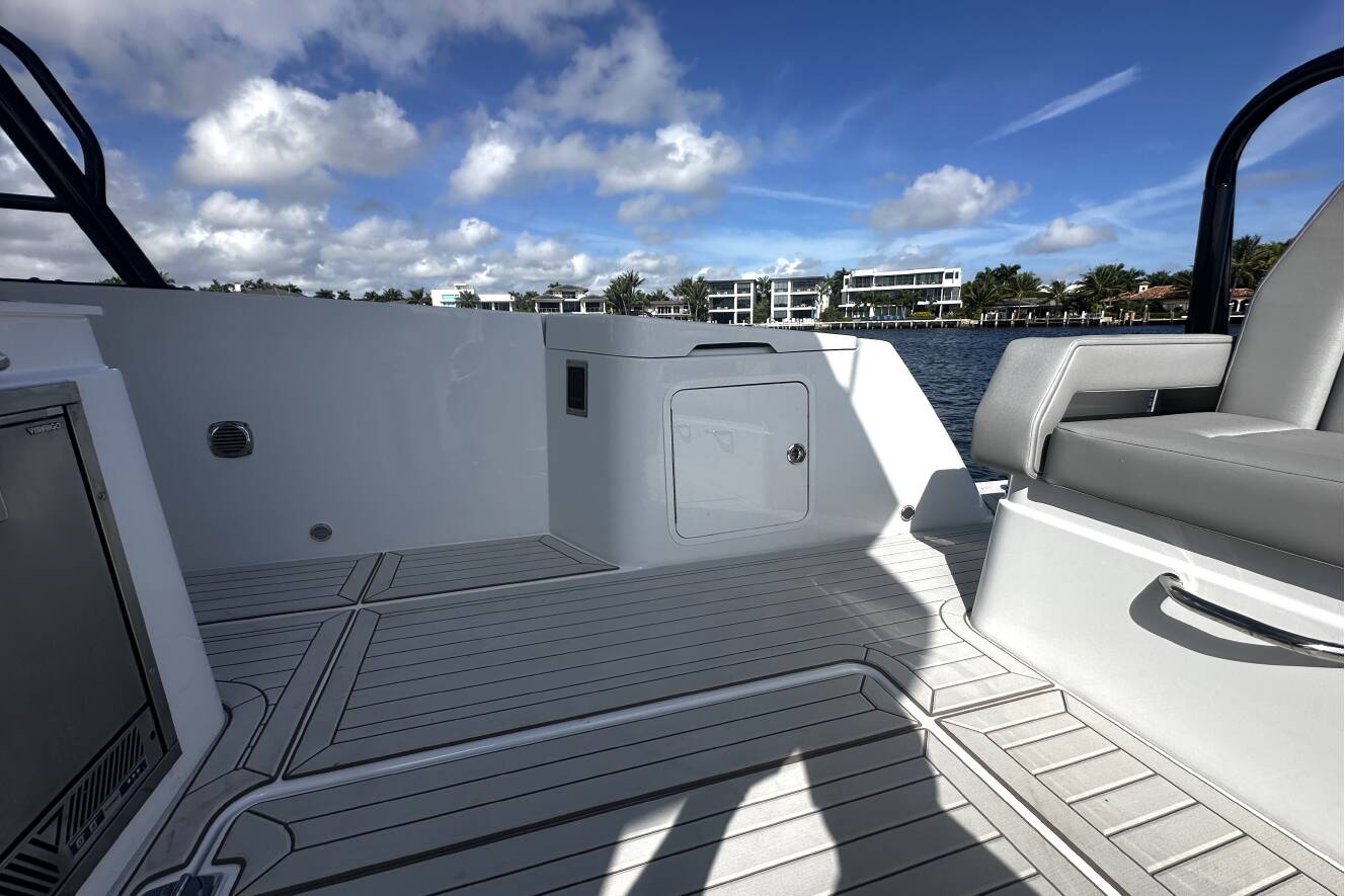 A photo of this 2026 Cruisers Yachts 38 VTR