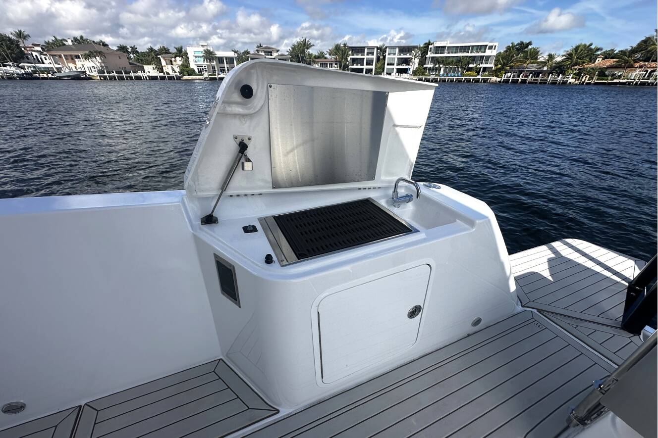 A photo of this 2026 Cruisers Yachts 38 VTR