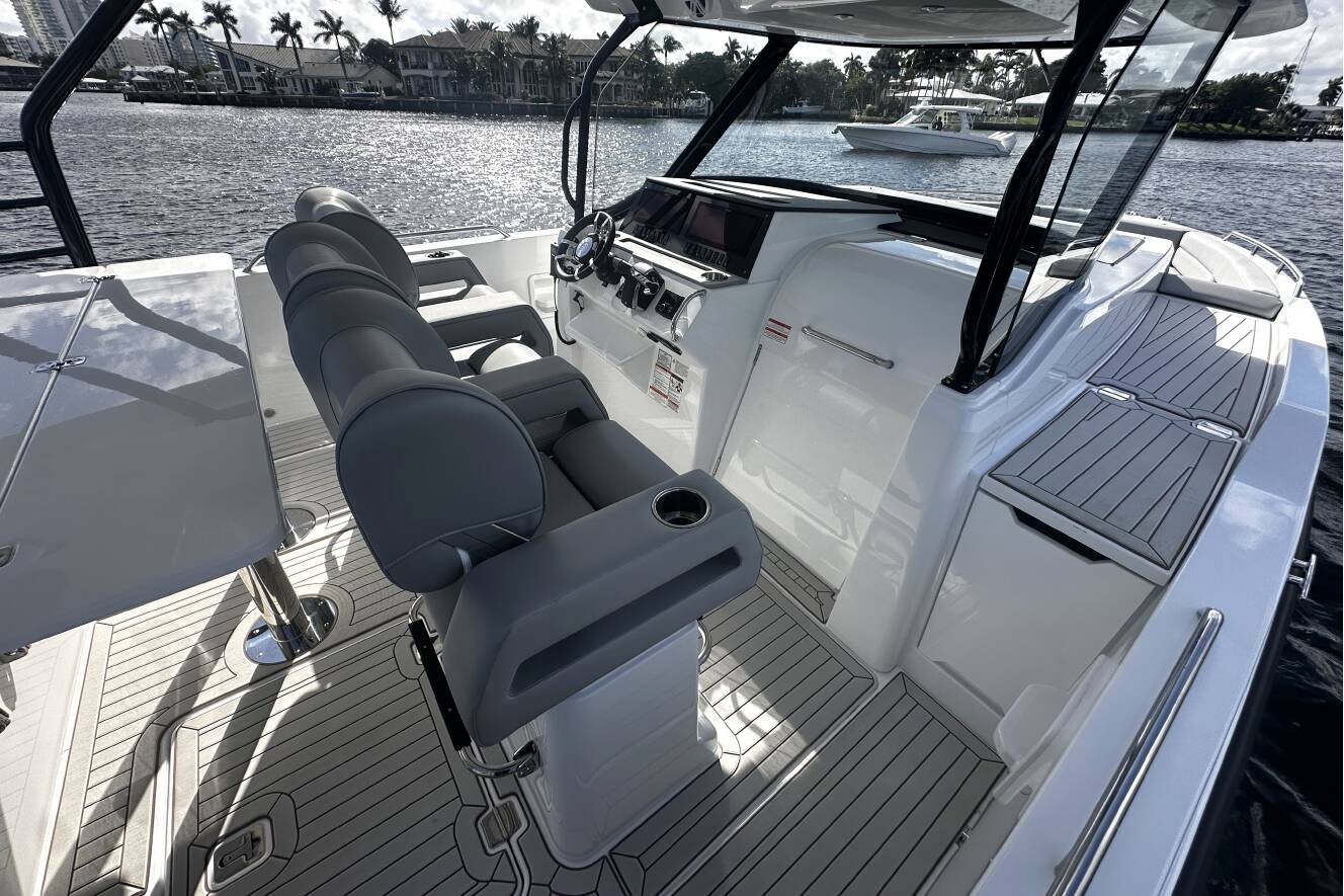 A photo of this 2026 Cruisers Yachts 38 VTR