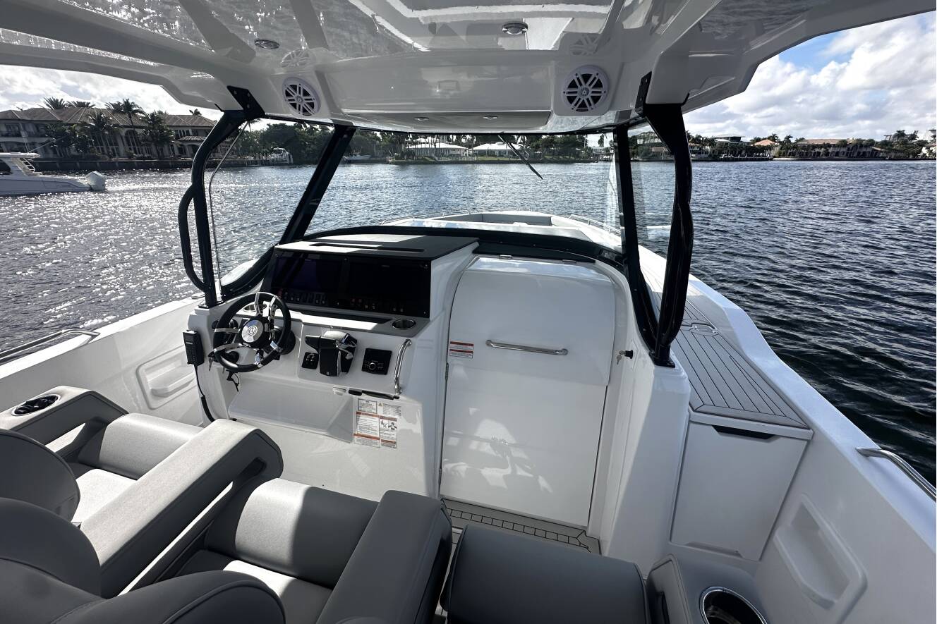 A photo of this 2026 Cruisers Yachts 38 VTR