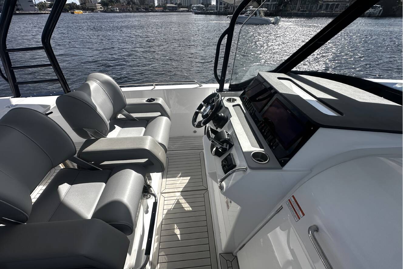 A photo of this 2026 Cruisers Yachts 38 VTR