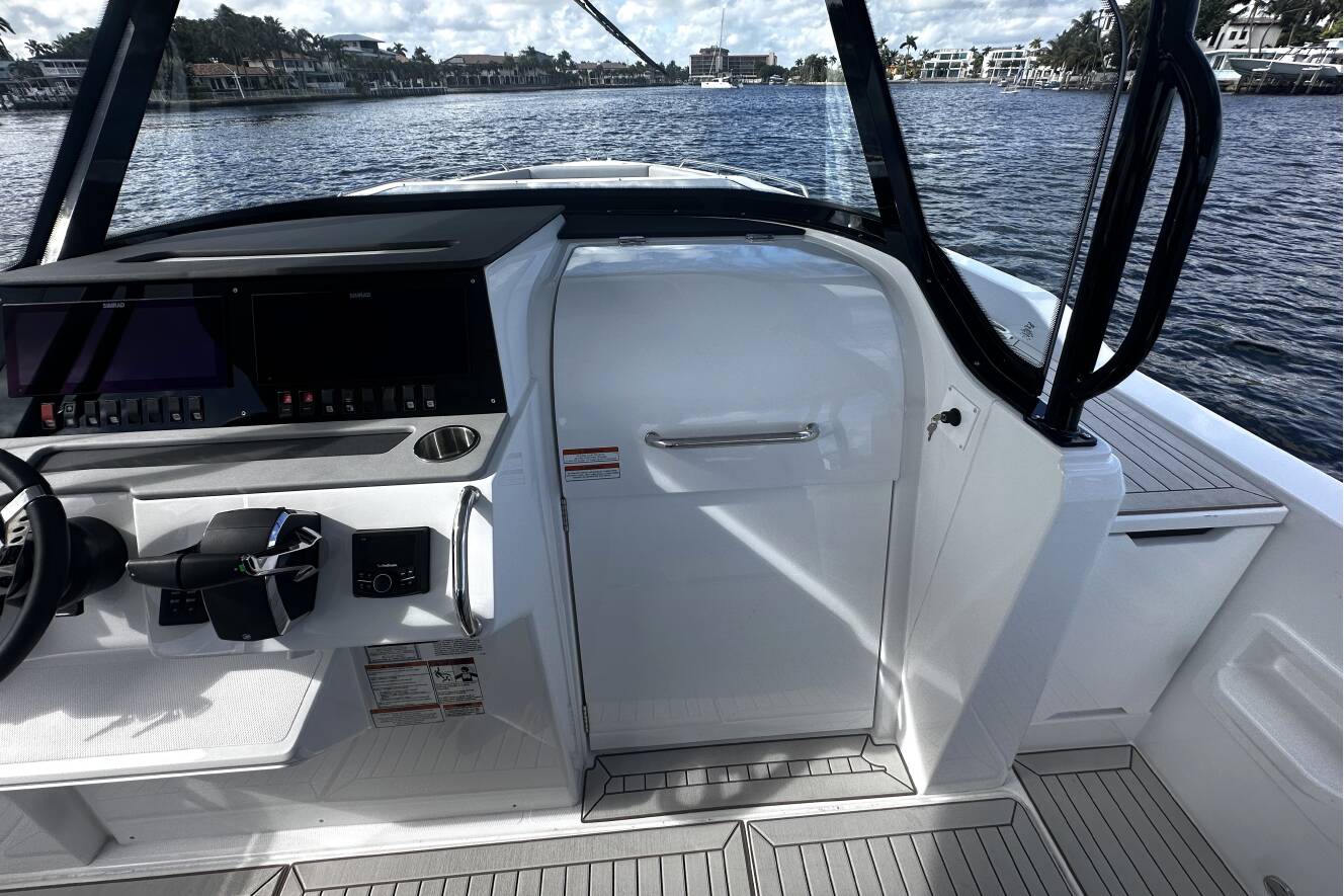 A photo of this 2026 Cruisers Yachts 38 VTR