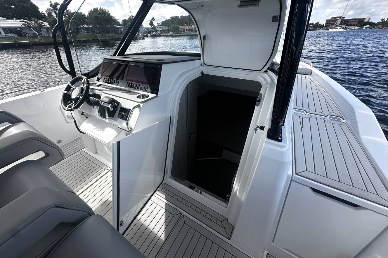 A photo of this 2026 Cruisers Yachts 38 VTR