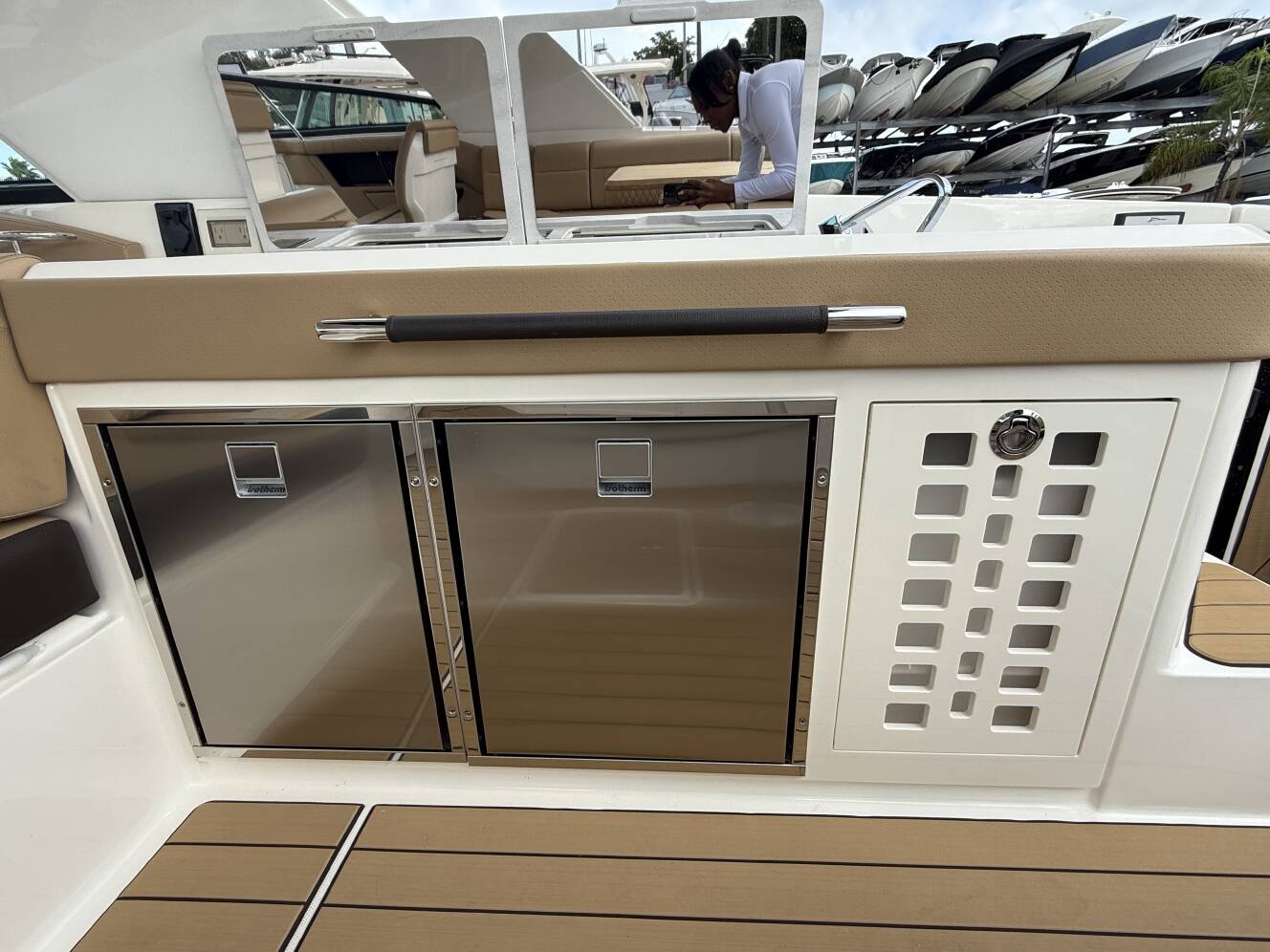 A photo of this 2026 Sea Ray SLX 400 Outboard