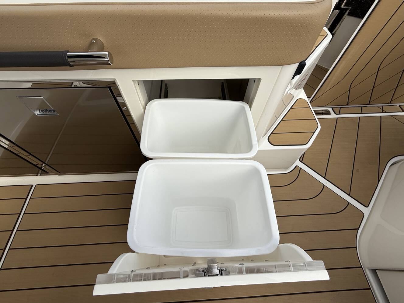 A photo of this 2026 Sea Ray SLX 400 Outboard