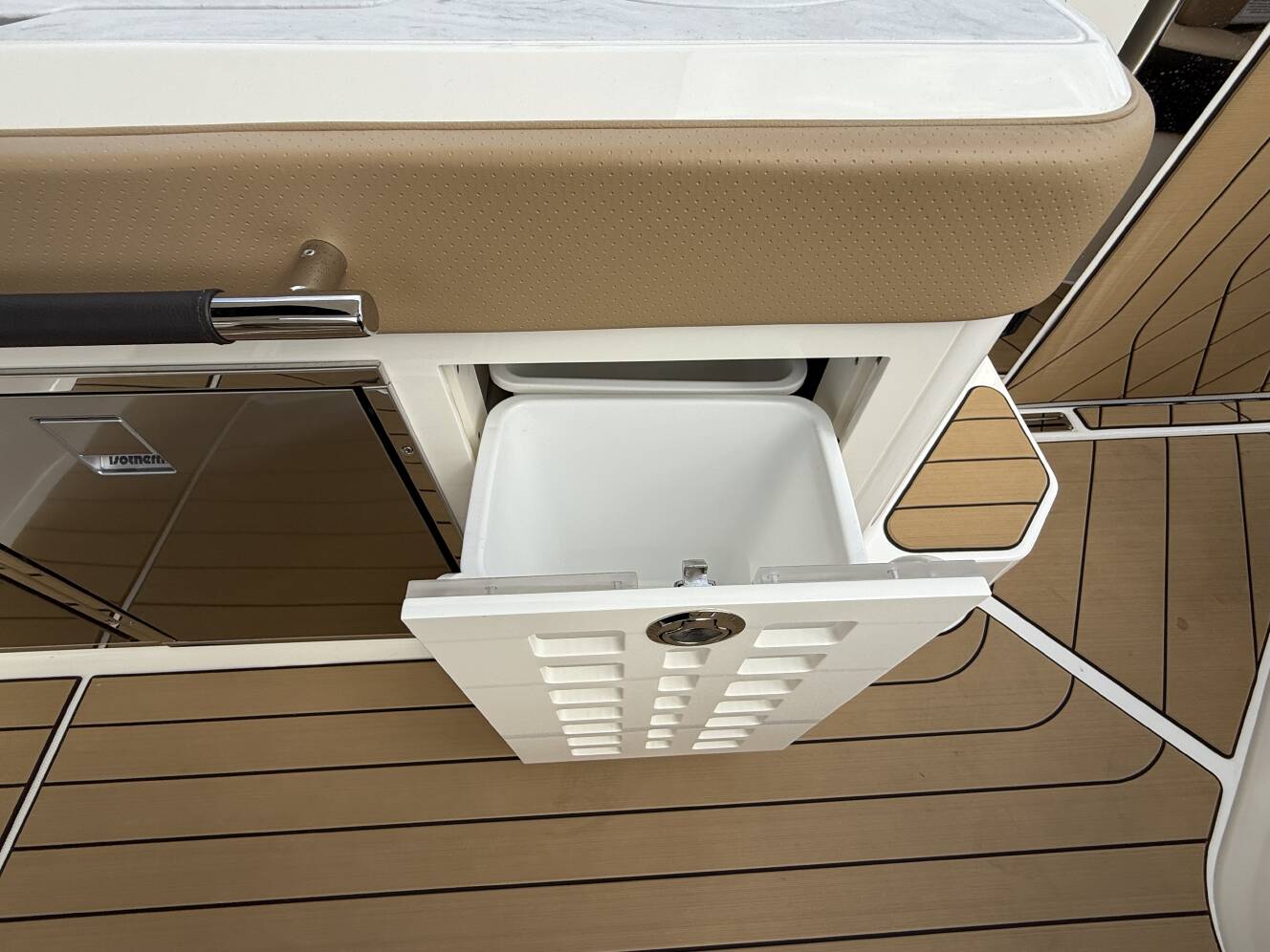 A photo of this 2026 Sea Ray SLX 400 Outboard