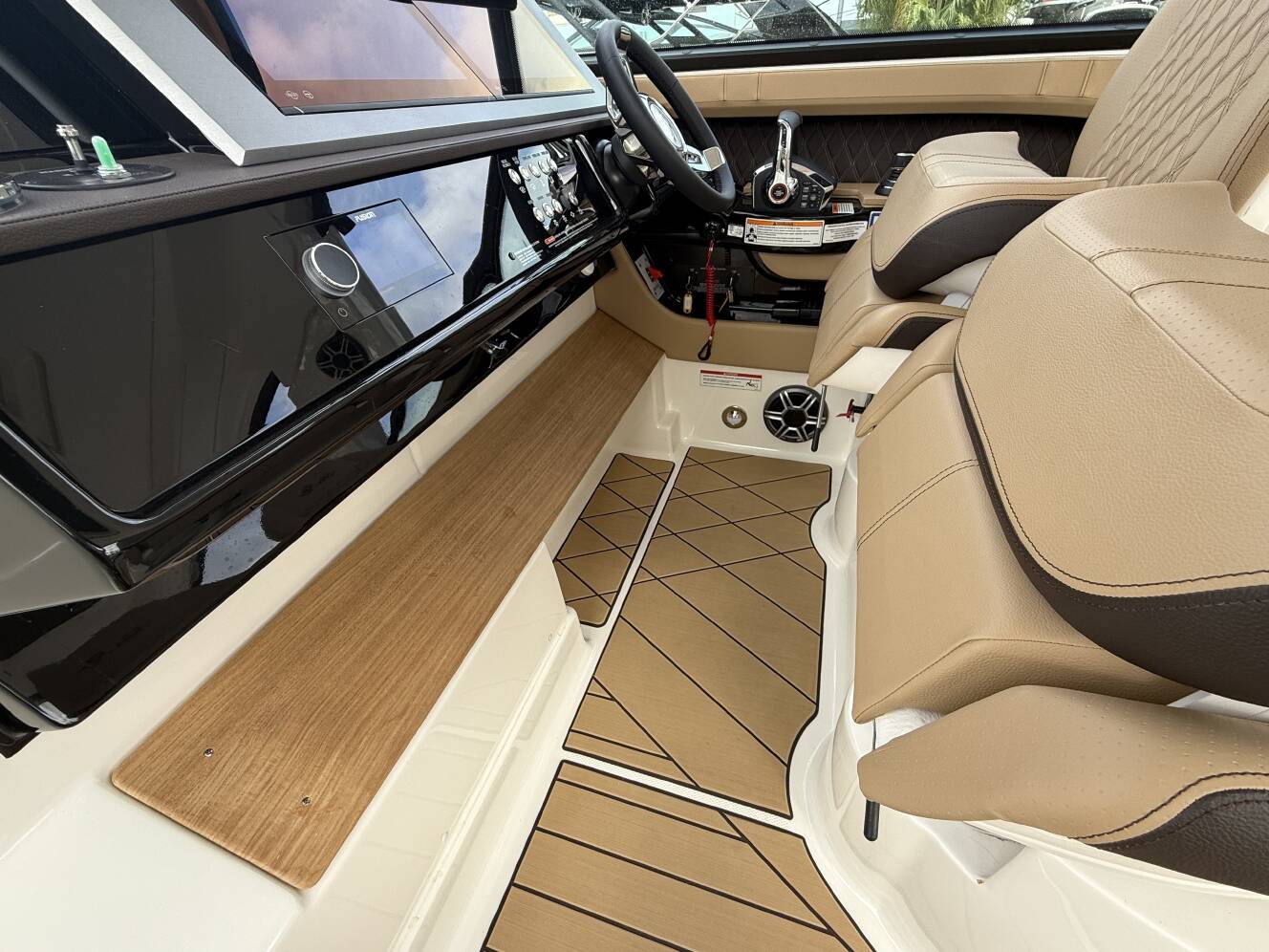 A photo of this 2026 Sea Ray SLX 400 Outboard