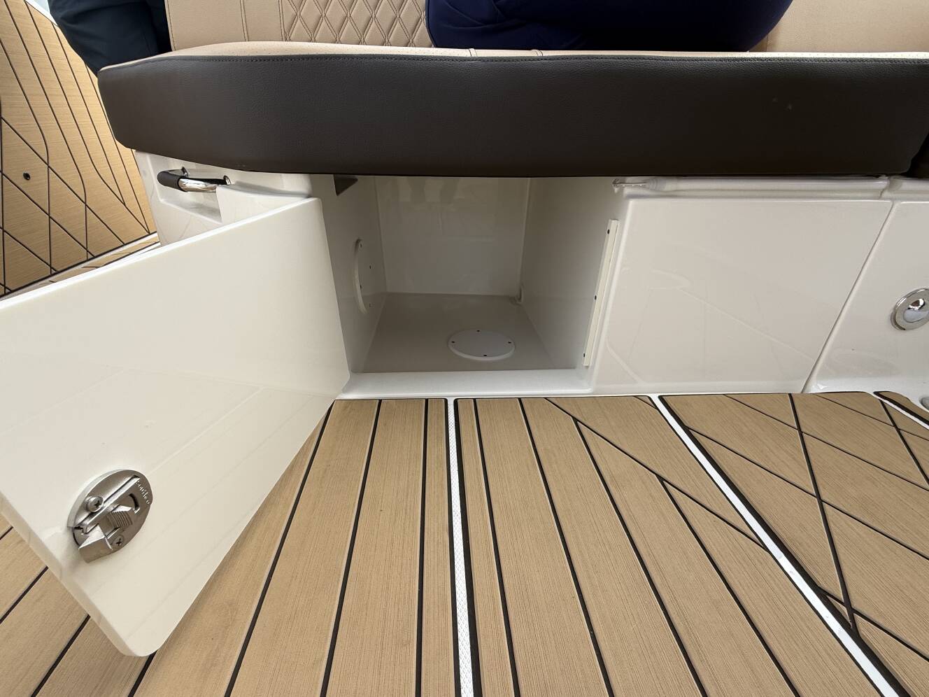 A photo of this 2026 Sea Ray SLX 400 Outboard