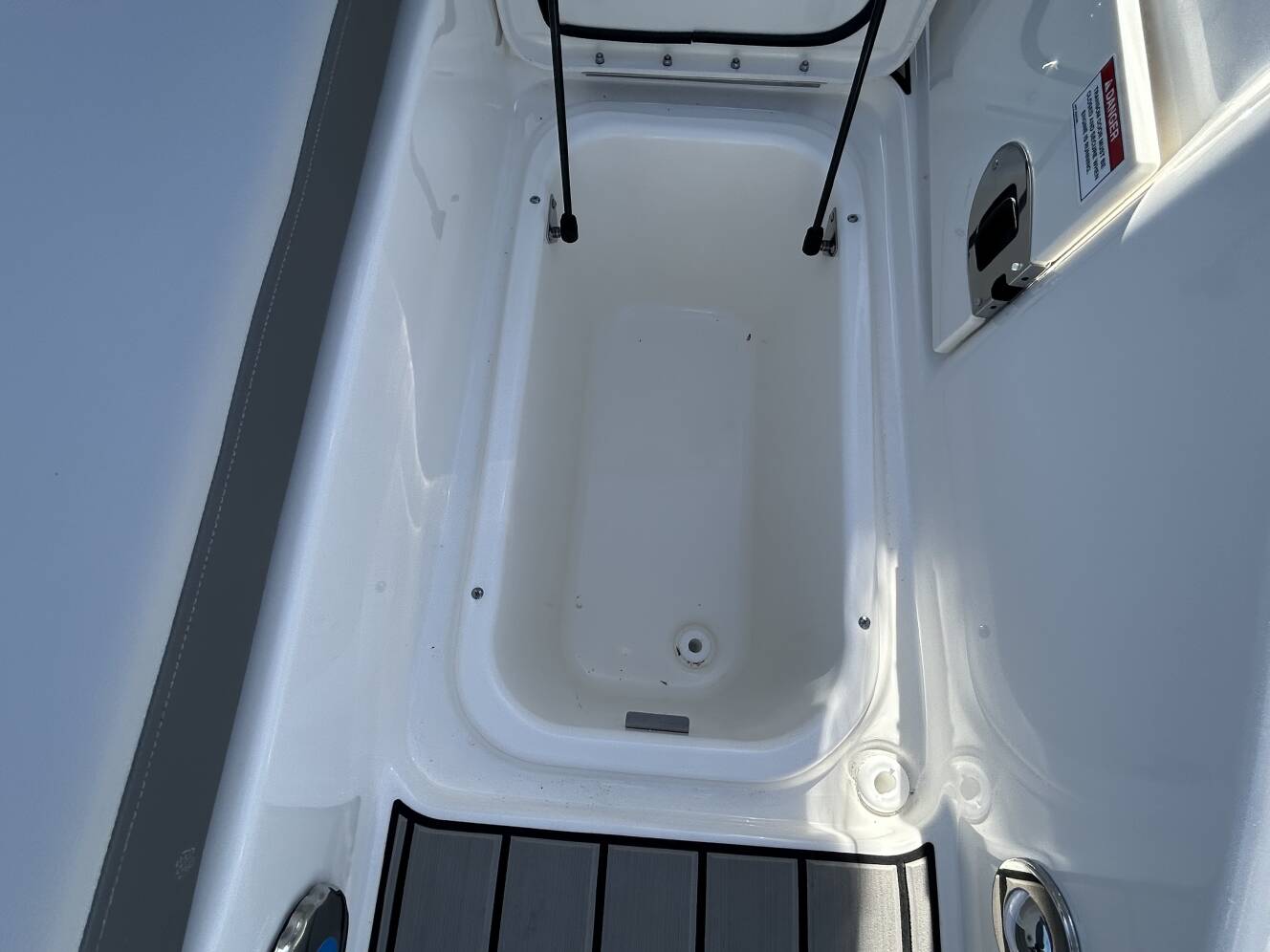 A photo of this 2026 Sea Ray SDX 270 Outboard