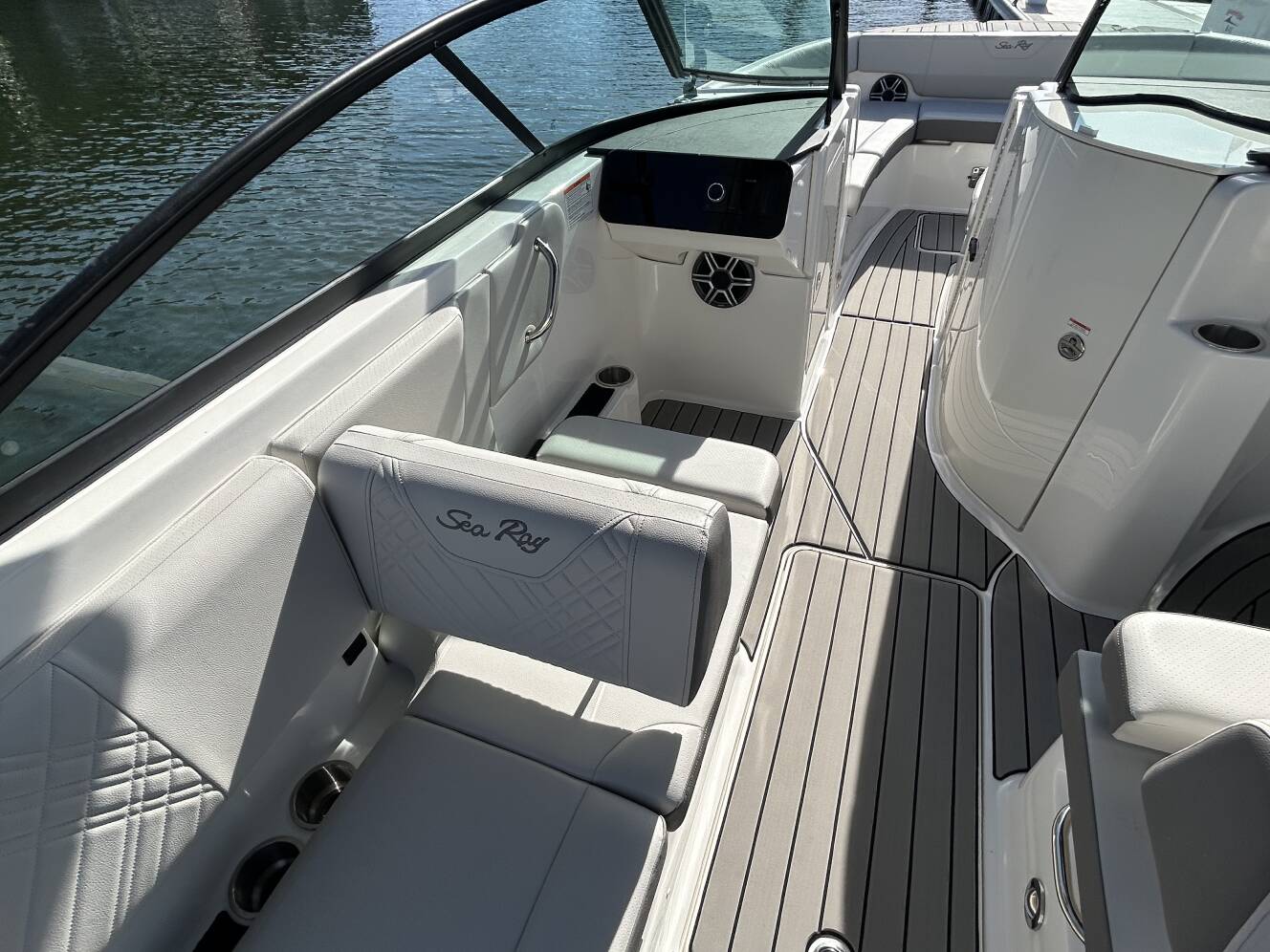 A photo of this 2026 Sea Ray SDX 270 Outboard