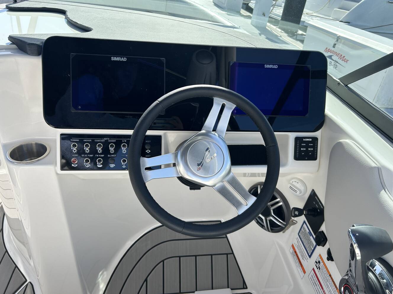 A photo of this 2026 Sea Ray SDX 270 Outboard