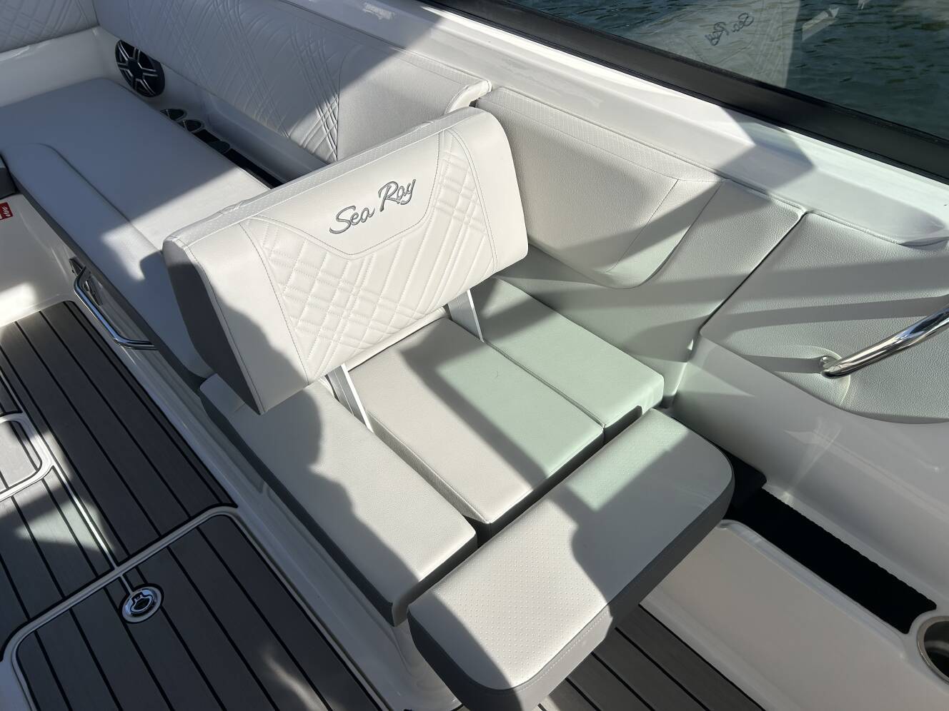 A photo of this 2026 Sea Ray SDX 270 Outboard