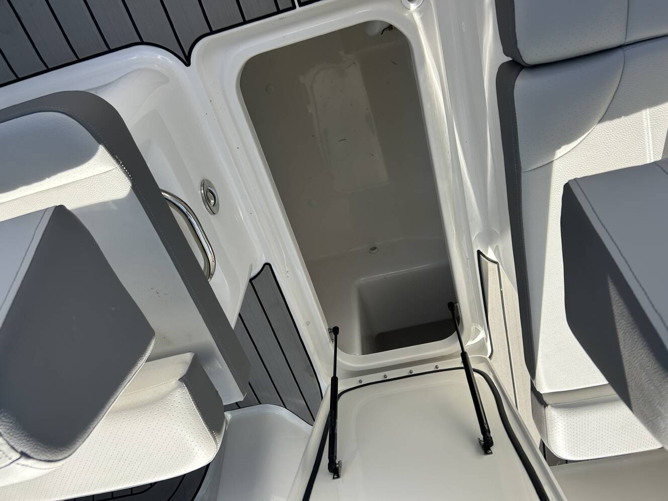 A photo of this 2026 Sea Ray SDX 270 Outboard