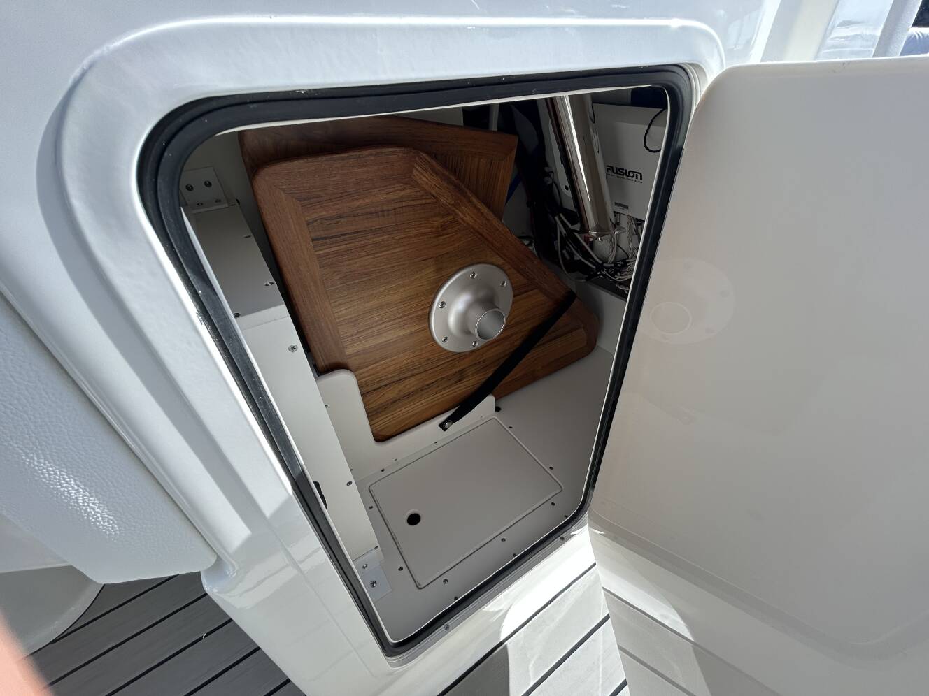 A photo of this 2026 Sea Ray SDX 270 Outboard