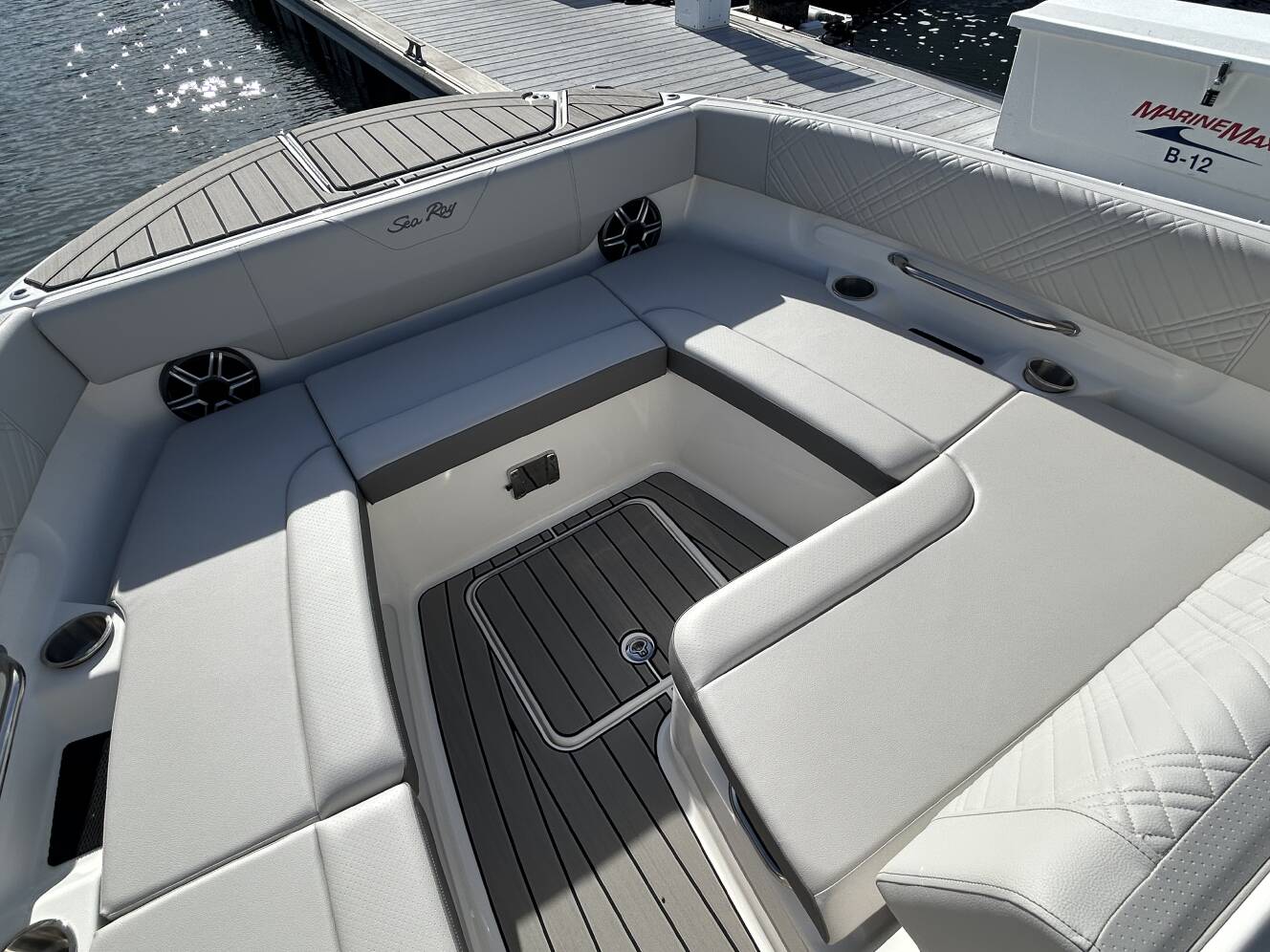 A photo of this 2026 Sea Ray SDX 270 Outboard