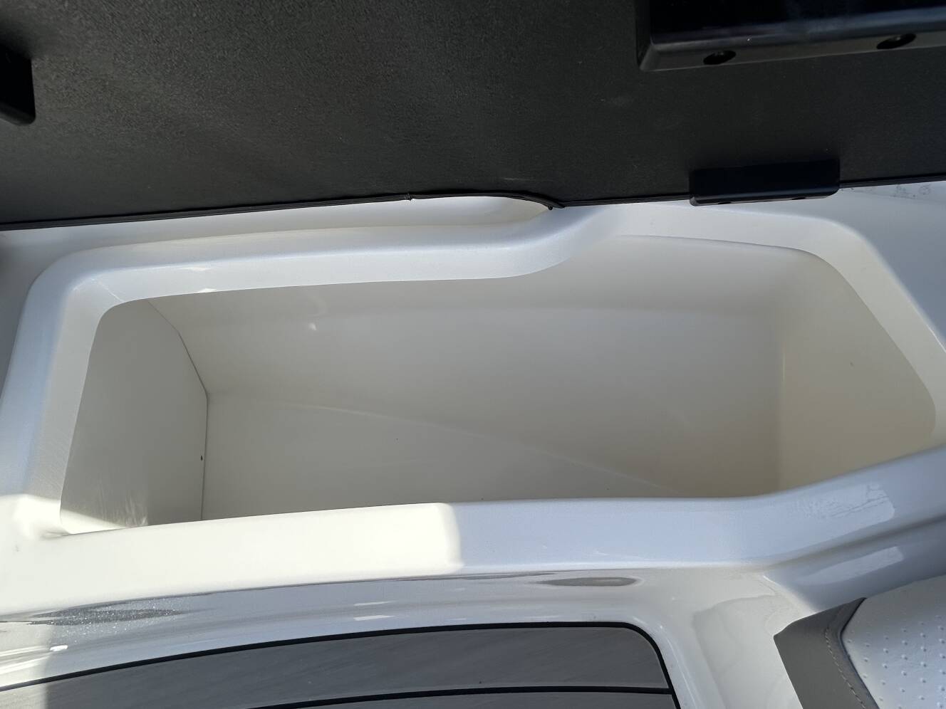 A photo of this 2026 Sea Ray SDX 270 Outboard