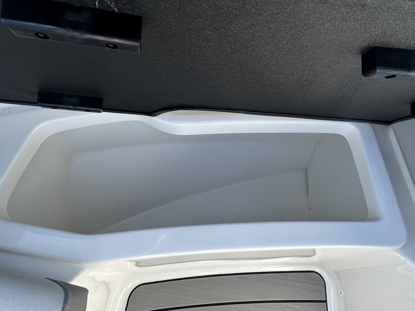 A photo of this 2026 Sea Ray SDX 270 Outboard