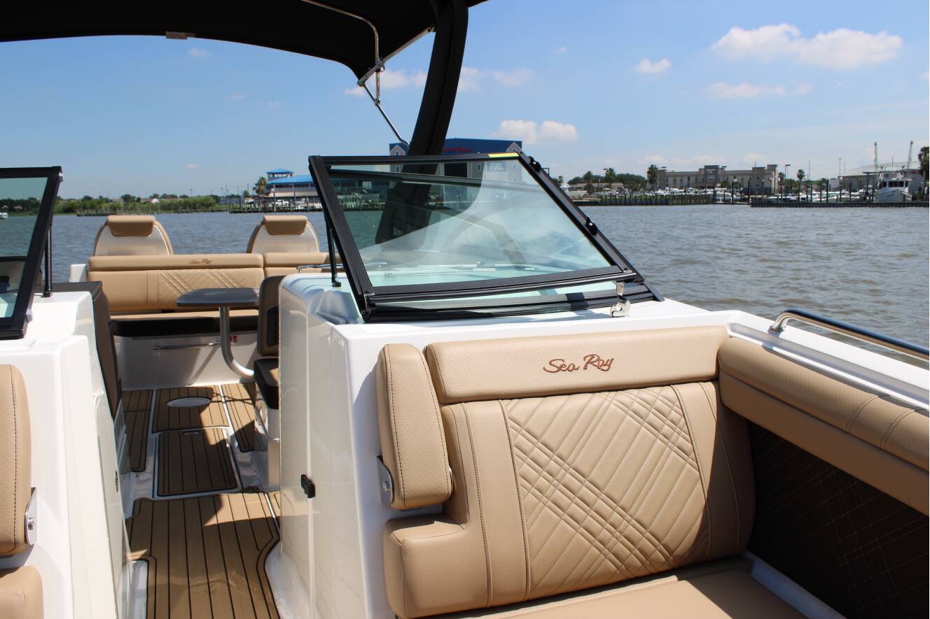 A photo of this 2026 Sea Ray SDX 290