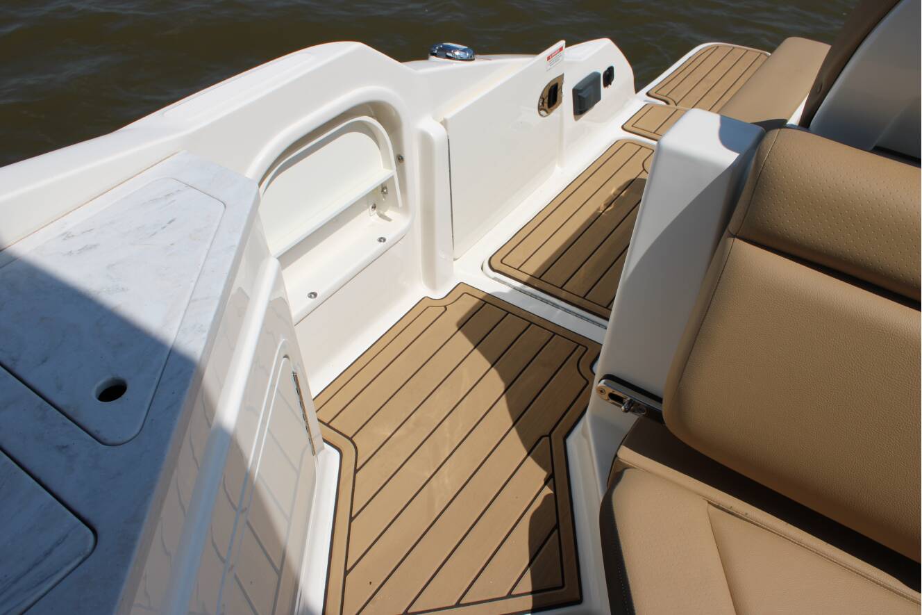 A photo of this 2026 Sea Ray SDX 290